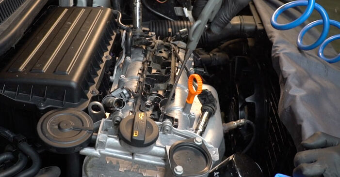 Wie kompliziert ist es, selbst zu reparieren: Zündkerzen am VW Polo 5 Limousine 1.0 TSI 2015 ersetzen – Laden Sie sich illustrierte Wegleitungen herunter
