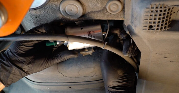 Wie schwer ist es, selbst zu reparieren: Kraftstofffilter VW Polo 5 Limousine 1.0 TSI 2015 Tausch - Downloaden Sie sich illustrierte Anleitungen