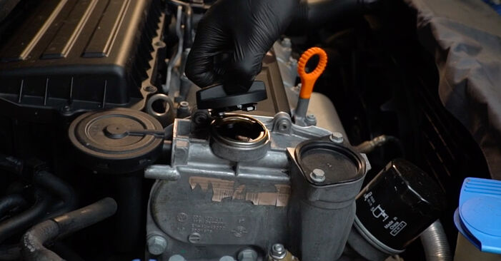 VW Polo 5 Limousine 1.4 2011 Ölfilter wechseln: Kostenfreie Reparaturwegleitungen