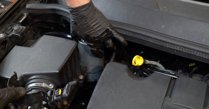 Trin-for-trin anbefalinger for gør-det-selv udskiftning på Opel Corsa D 2010 1.3 CDTI (L08, L68) Brændstoffilter