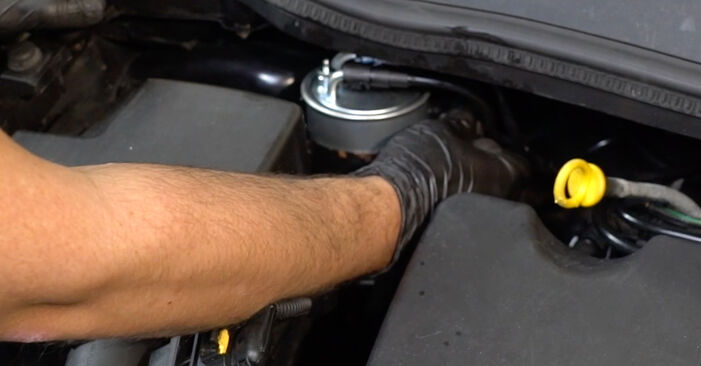 Sostituire Filtro Carburante su OPEL Corsa D Hatchback (S07) 1.4 (L08, L68) 2011 non è più un problema con il nostro tutorial passo-passo