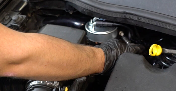 Hvordan man udskifter Brændstoffilter på Opel Corsa D 2006 - gratis PDF og video manualer