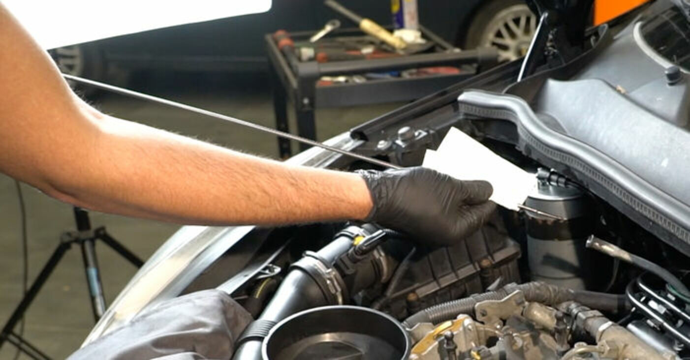 Jak wymienić oleju silnikowego i filtra w Opel Corsa D