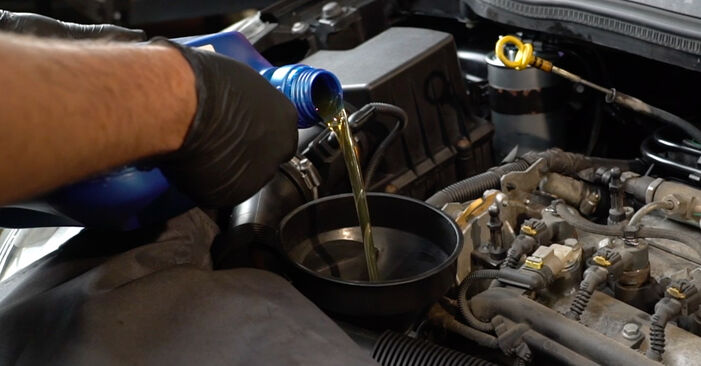 Wie schwer ist es, selbst zu reparieren: Ölfilter Opel Corsa D 1.4 (L08, L68) 2012 Tausch - Downloaden Sie sich illustrierte Anleitungen