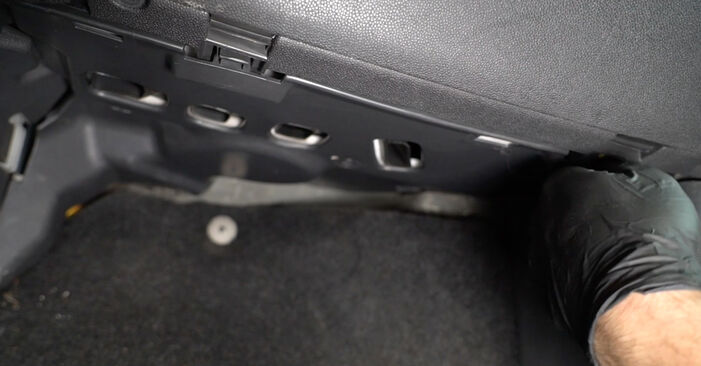 Wie schmierig ist es, selber zu reparieren: Innenraumfilter beim Opel Corsa D 1.4 (L08, L68) 2012 wechseln – Downloaden Sie sich Bildanleitungen