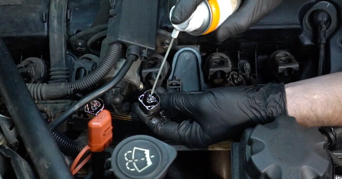 Wie schwer ist es, selbst zu reparieren: Zündkerzen BMW E82 120i 2.0 2010 Tausch - Downloaden Sie sich illustrierte Anleitungen
