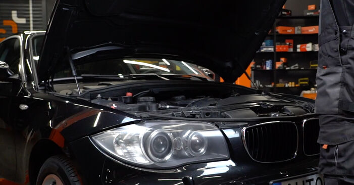 Kuinka vaihtaa Ilmansuodatin BMW 1 SERIES -autoon - ilmaiset PDF- ja video-oppaat