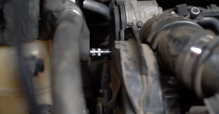Cómo reemplazar Bomba de Agua + Kit de Distribución en un FORD Fiesta Mk6 Hatchback (JA8, JR8) 2013: descargue manuales en PDF e instrucciones en video