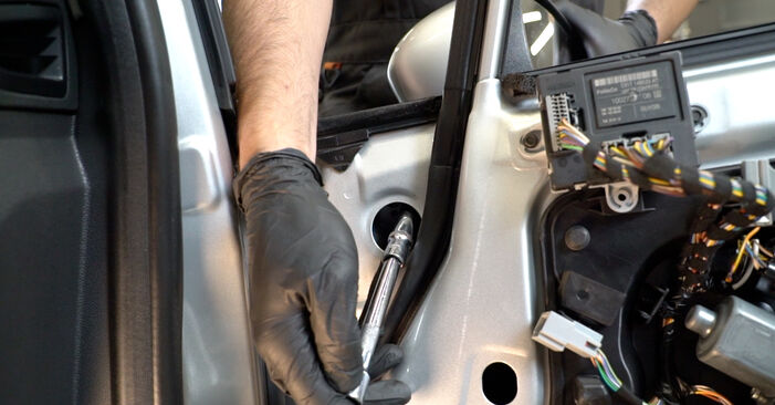 Außenspiegel Ford Fiesta Mk6 1.6 TDCi 2010 wechseln: Kostenlose Reparaturhandbücher