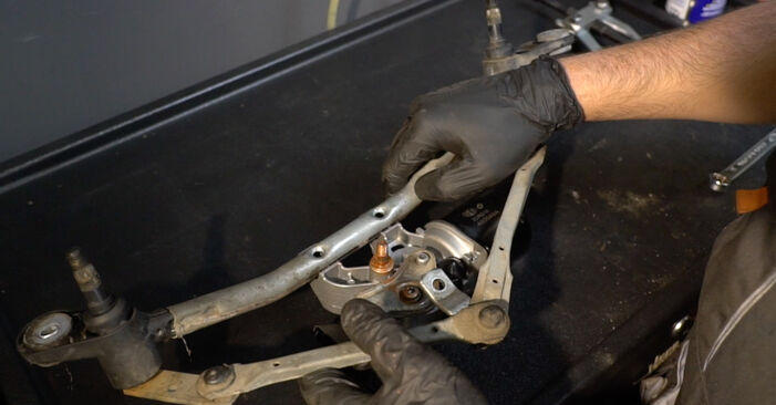 Wie schmierig ist es, selber zu reparieren: Scheibenwischermotor beim Renault Clio 3 1.2 16V 2011 wechseln – Downloaden Sie sich Bildanleitungen