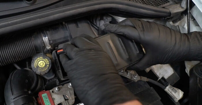 Hvordan bytte Luftfilter på RENAULT Clio III Hatchback (BR0/1, CR0/1) 2.0 16V Sport (CR0N, CR1P) 2008 selv