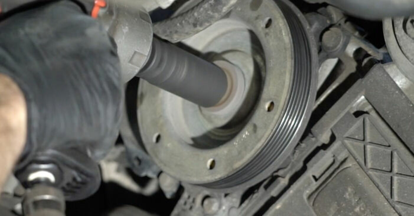 Jak wymienić pompa wody & zestaw paska rozrządu w Peugeot