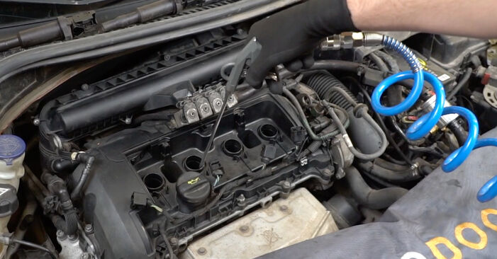 Wie schwer ist es, selbst zu reparieren: Zündkerzen Peugeot 207 WA 1.6 16V RC 2012 Tausch - Downloaden Sie sich illustrierte Anleitungen