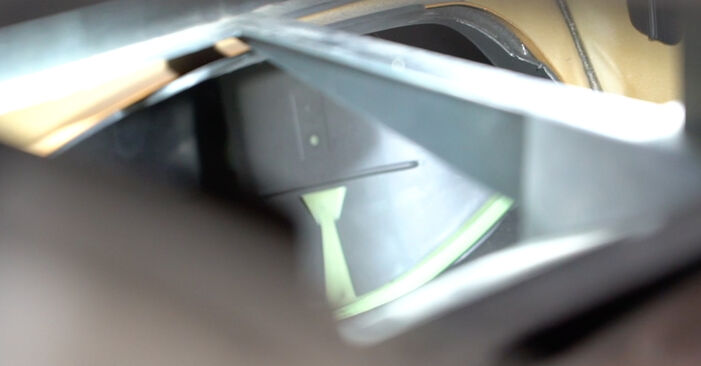 Wie schwer ist es, selbst zu reparieren: Innenraumfilter Peugeot 207 WA 1.6 16V RC 2012 Tausch - Downloaden Sie sich illustrierte Anleitungen
