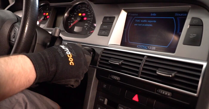 Wymiana Audi A6 4f2 2.0 TDI 2006 Filtr powietrza kabinowy: darmowe instrukcje warsztatowe