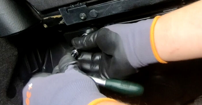 Reemplace Filtro de Habitáculo en un Alfa Romeo 147 937 2010 1.9 JTDM 8V (937.AXD1A, 937.AXU1A, 937.BXU1A) usted mismo