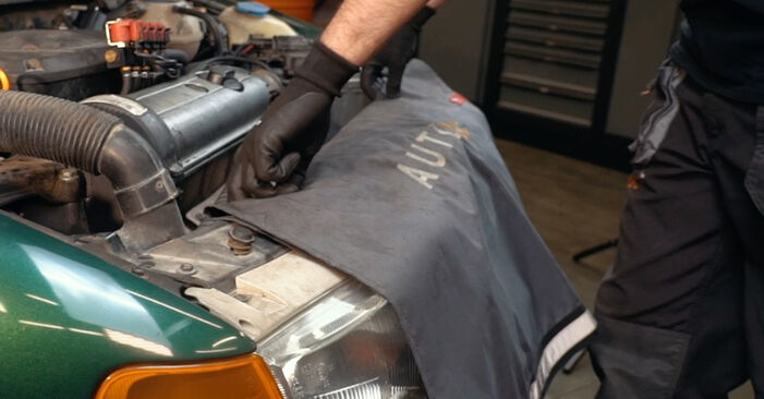 Wie man Stoßdämpfer am VW Polo Schrägheck (6N1) 1999 wechselt – Laden Sie sich PDF-Wegleitungen und Videoanweisungen herunter