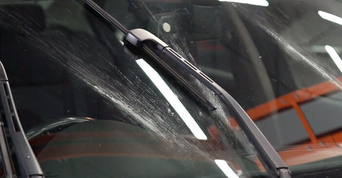 BMW 3 SERIES 2011 Stikla tīrītāja slotiņa pakāpeniska nomaiņas rokasgrāmata
