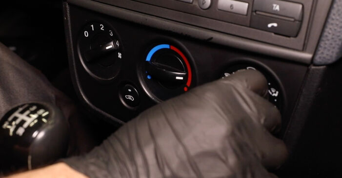 Πώς αλλαγη Φίλτρο αέρα εσωτερικού χώρου σε FORD Fiesta Mk5 Hatchback (JH1, JD1, JH3, JD3) 2003 - συμβουλές και κόλπα