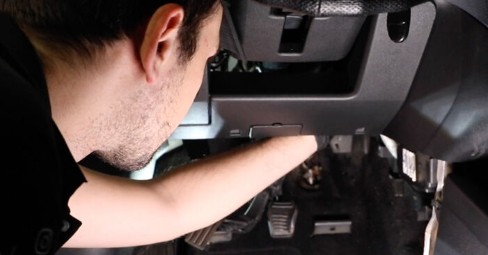 Πόσο διαρκεί η αντικατάσταση: Φίλτρο αέρα εσωτερικού χώρου στο Ford Fiesta Mk5 2009 - ενημερωτικό εγχειρίδιο PDF