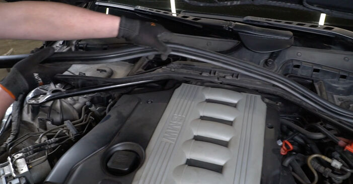 Come cambiare Filtro Aria su BMW 5 Sedan (E60) 2003 - suggerimenti e consigli