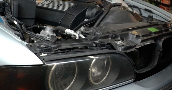 Świeca zapłonowa w BMW 5 Sedan (E39) 528i 2.8 2000 samodzielna wymiana - poradnik online