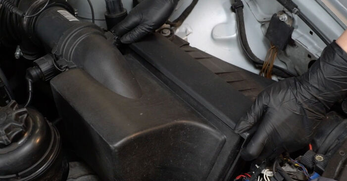Wymiana BMW E39 530d 3.0 1997 Filtr powietrza: darmowe instrukcje warsztatowe