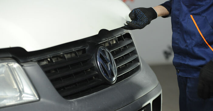 VW MULTIVAN 2.5 TDI0 Kraftstofffilter ausbauen: Anweisungen und Video-Tutorials online