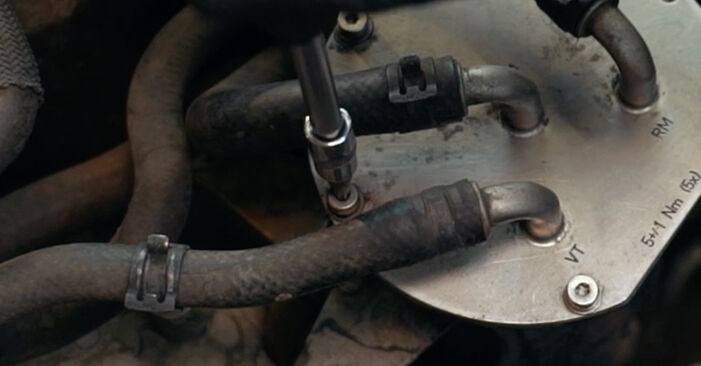 Wechseln Kraftstofffilter am VW Passat Limousine (362) 1.8 TSI 2013 selber