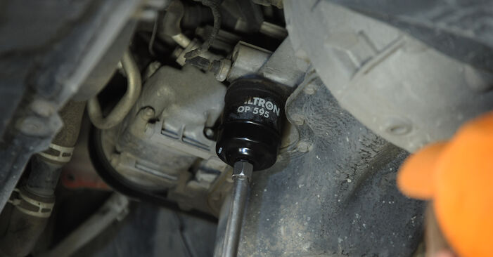 Wie schwer ist es, selbst zu reparieren: Ölfilter Mazda 3 Limousine 2.3 2005 Tausch - Downloaden Sie sich illustrierte Anleitungen