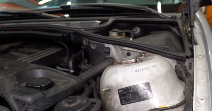 Wie Verschleißanzeige Bremsbeläge beim BMW E46 Touring 1999 gewechselt werden - Unentgeltliche PDF- und Videoanweisungen