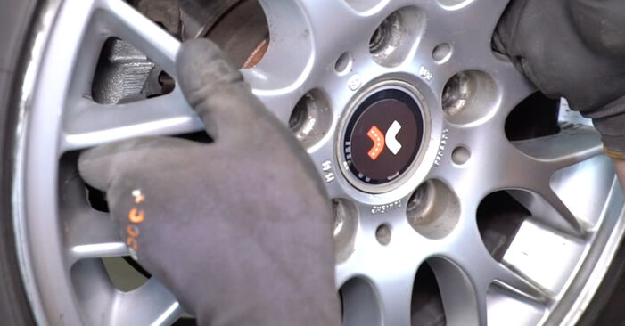Wie man BMW 3 Touring (E46) 320d 2.0 2000 Verschleißanzeige Bremsbeläge wechselt - Schritt-für-Schritt-Leitfäden und Video-Tutorials