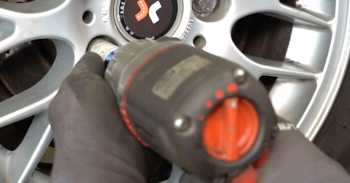 Sustitución de Sensor de Desgaste de Pastillas de Frenos en un BMW E46 Touring 320i 2.2 2001: manuales de taller gratuitos