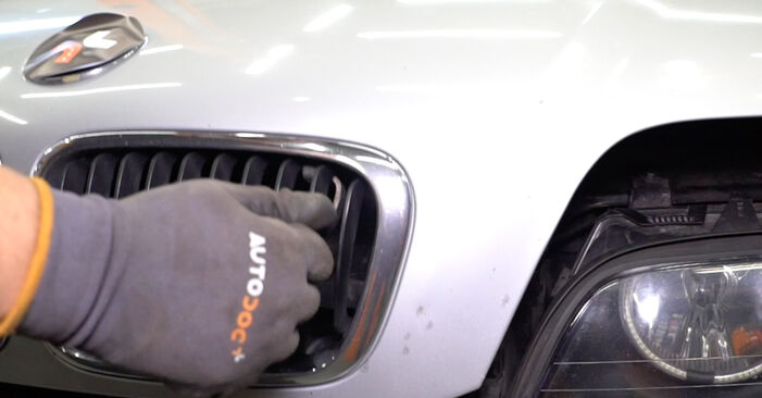 Cómo cambiar Sensor de Desgaste de Pastillas de Frenos en un BMW E46 Touring 1999 - Manuales en PDF y en video gratuitos