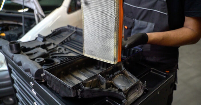 Hvordan skifte Luftfilter på VW POLO VIVO Combi-coupé 2015: Last ned PDF- og videoveiledninger