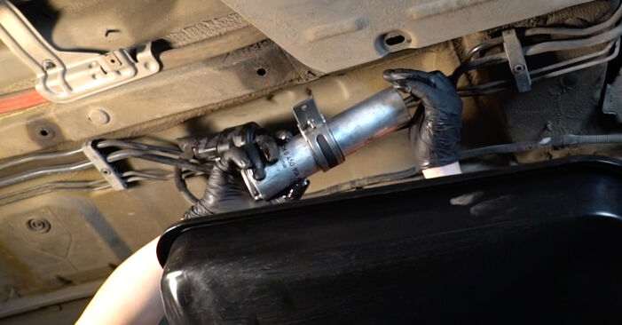 Reemplace Filtro de Combustible en un BMW F10 2011 520d 2.0 usted mismo