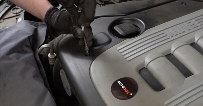 Cómo reemplazar Filtro de Aire en un BMW X6 (E71, E72) xDrive35d 3.0 2008 - manuales paso a paso y guías en video