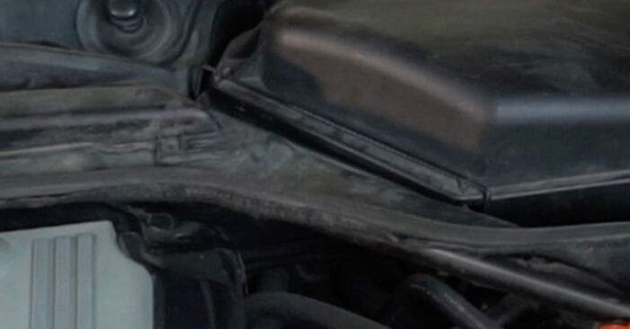 Wie man Luftfilter am BMW X5 (E70) 2011 wechselt – Laden Sie sich PDF-Wegleitungen und Videoanweisungen herunter