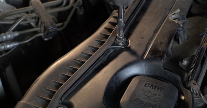 Kuinka vaihtaa Ilmansuodatin BMW 5 Touring (E61) 2009 -autoon: lataa PDF-oppaat ja video-ohjeet