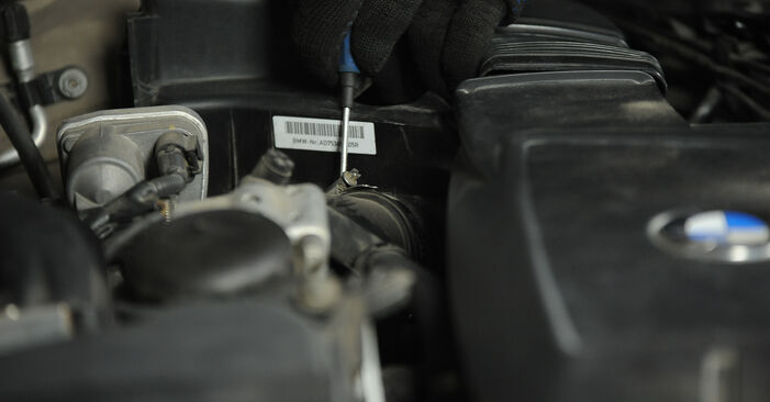 BMW E87 120 d 2005 Vzduchový filter výmena: bezplatné návody z našej dielne