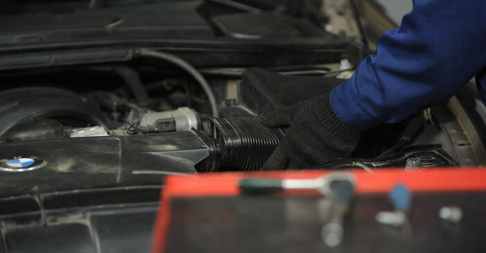Πώς να αλλάξετε φίλτρα αέρα σε BMW 1 Hatchback (E81) - Οδηγίες  αντικατάστασης