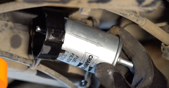Come rimuovere RENAULT TWINGO 1.6 RS 2011 Filtro Carburante - istruzioni online facili da seguire