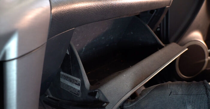 Wymiana Filtr powietrza kabinowy Toyota Auris e18 2012 - darmowe instrukcje PDF i wideo