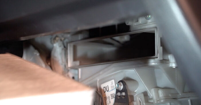 Jak zdjąć TOYOTA AVENSIS 2.0 D-4D (WWT271_) 2013 Filtr powietrza kabinowy - łatwe w użyciu instrukcje online