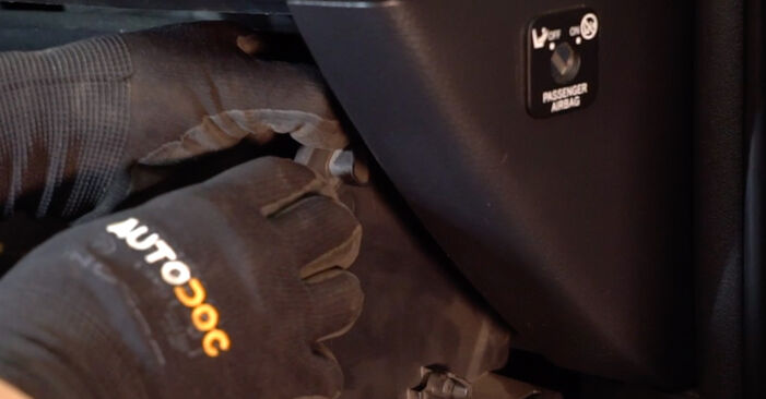 Wymiana Toyota Verso-S 120D 1.4 D4-D (NLP121_) 2012 Filtr powietrza kabinowy: darmowe instrukcje warsztatowe