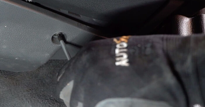 Reemplace Filtro de Habitáculo en un Volvo S60 Mk1 2010 2.4 usted mismo