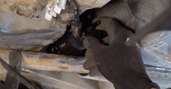 Wie schwer ist es, selbst zu reparieren: Kraftstofffilter Peugeot Partner K9 1.6 2014 Tausch - Downloaden Sie sich illustrierte Anleitungen