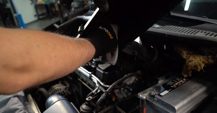 Ersetzen Sie Luftfilter am VW Passat Variant (365) 1.4 TSI EcoFuel 2013 selber