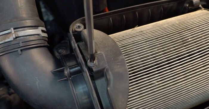 Luftfilter VW Golf 6 Cabrio 1.2 TSI 2013 wechseln: Kostenlose Reparaturhandbücher
