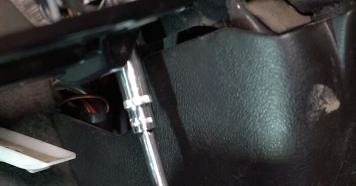 Filtr powietrza kabinowy w OPEL Astra J GTC (P10) 2.0 (08) 2013 samodzielna wymiana - poradnik online